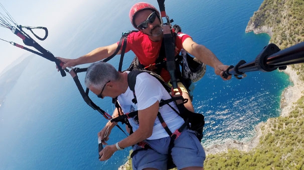 İngiliz turist ölen eşinin küllerini Ölüdenizʹe savurdu