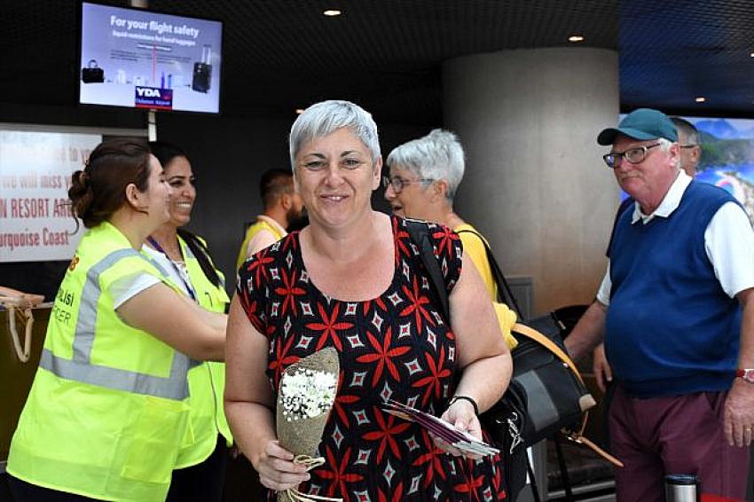 Thomas Cook mağduru İngiliz turistler çiçeklerle uğurlanıyor