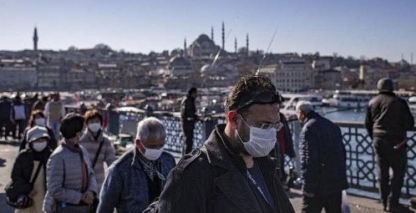 Yabancı turistler İstanbul'da maskeyle dolaşıyor!