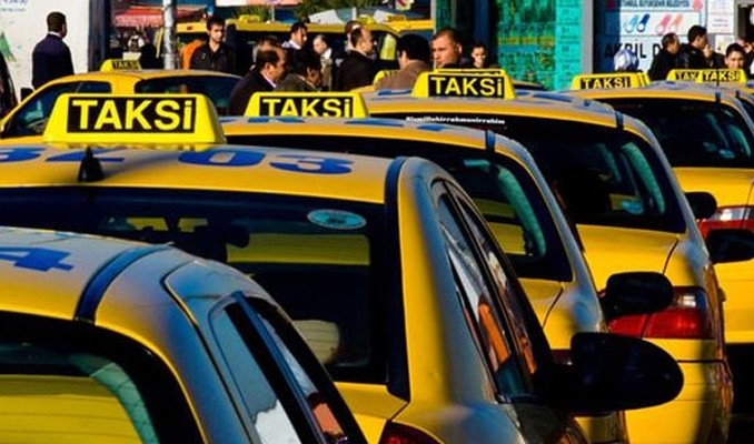 İstanbulʹda taksici terörü bitmek bilmiyor! Biri uyuşturucu biri bıçak çekti