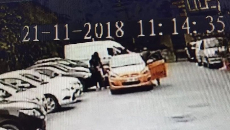 İstanbulʹda taksici terörü bitmiyor! Turistlerin yüzüne tükürdü