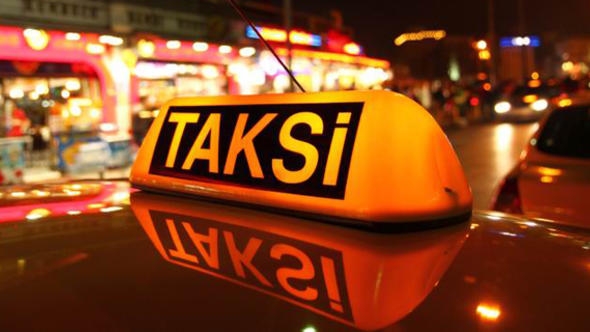 İstanbulʹda turisti tuzağa düşüren taksicinin 10 yıla kadar hapsi istendi