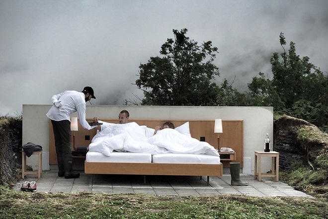 İsviçre Alpleriʹnde duvarları ve tavanı olmayan otel: Null Stern