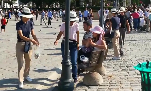 Japon turistler çöp topladı vatandaş cep telefonu ile kaydetti!
