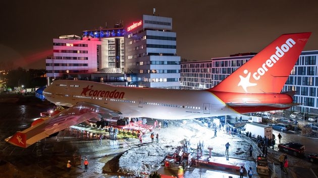 Jumbo Jet, 57 manevrada Corendon Village Hotel Amsterdamʹın bahçesine yerleşti