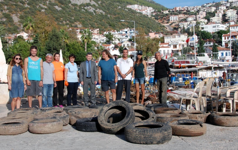 Kaşʹta sualtından yüzlerce atık çıkarıldı