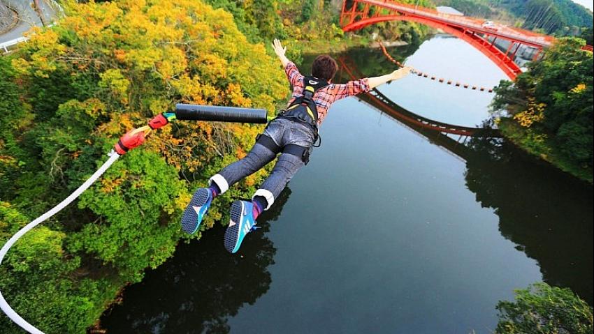 Belediye başkanı kaldırılan kısıtlamalar turizmi canlandıracak dedi, bungee jumping yaparak kutladı