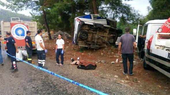 Kemerʹde tur minibüsü kazası! Ölü ve yaralılar var