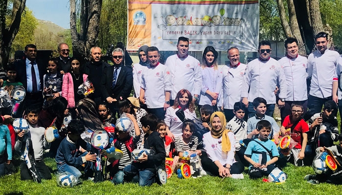 Kimsesiz çocuklara şeflerden yemek, belediyeden oyuncak