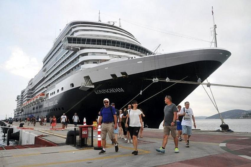 Koningsdam isimli dev transatlantik 4. kez Kuşadası'nda