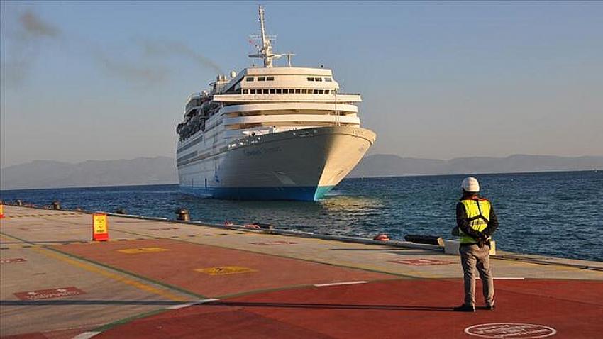 Kuşadası'nda kruvaziyer turizmi durmuyor! Celestyal Crystal limana yanaştı