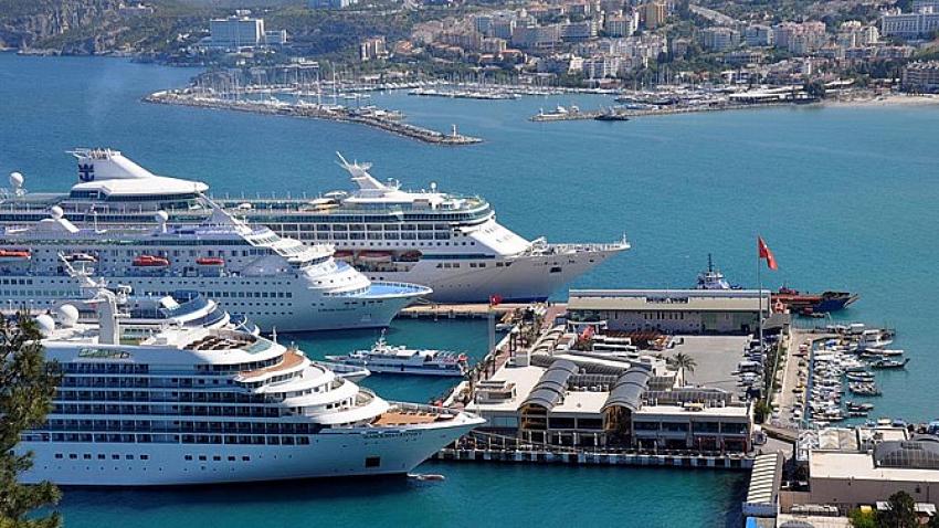 Kuşadası'na 3 dev gemi ile 2 bin 630 turist geldi