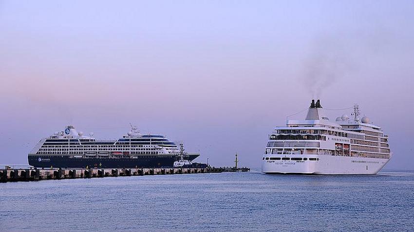 Kuşadası'na 2 kruvaziyerle bin 500 turist geldi