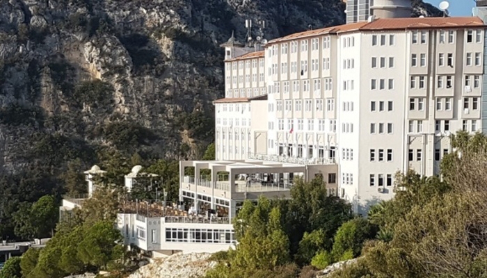 Kuşadasıʹndaki 5 yıldızlı otele icra şoku! Turistler kapıda kaldı