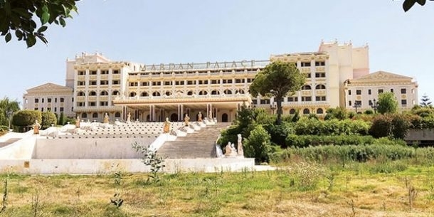 Maaşını alamayan personel dev oteli yağmaladı