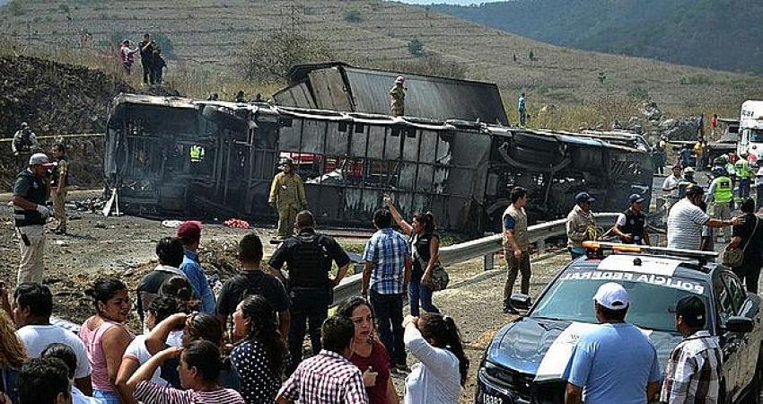 Tur otobüsü ile TIR çarpıştı! 21 ölü,30 yaralı