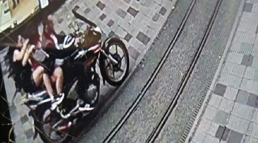 Motosikletine aldığı 2 turistle, yaya turiste çarptı! İstiklal Caddesi'ni birbirine kattı