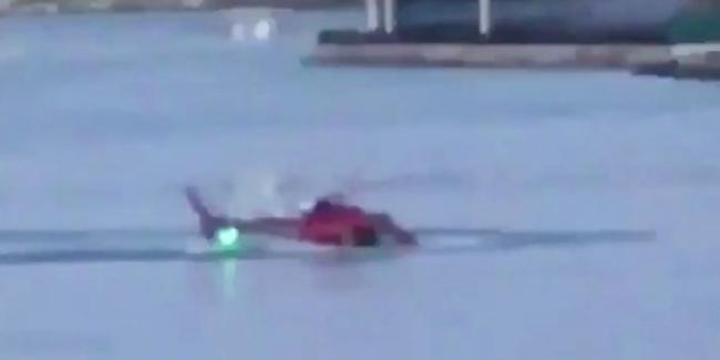 New Yorkʹta turistleri taşıyan helikopter düştü