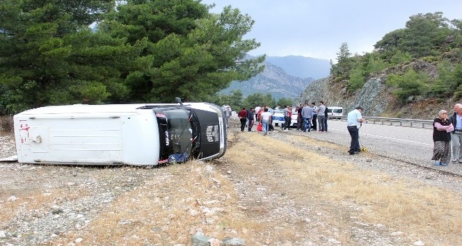 Otel servis minibüsü devrildi 5 kişi yaralandı