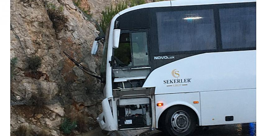 Antalya'da otel personelini taşıyan servis aracı kayalıklara çarptı!