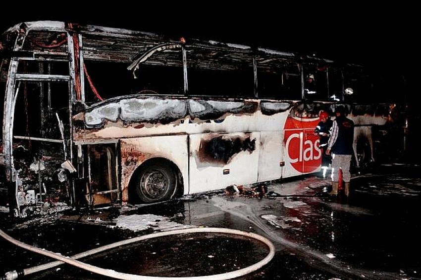 Bir Metro Turizm faciası daha! 31 yolcusu olan otobüs alev alev yandı
