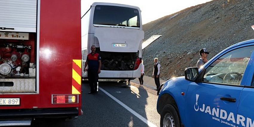 Bir otobüs yangını daha! 30 yolcu bulunan otobüsün motor kısmı alev aldı