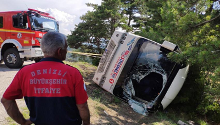 Öğretmenleri taşıyan tur midibüsü devrildi