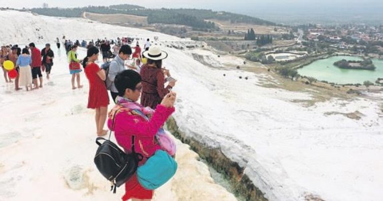 Pamukkaleʹde Çinli turist yoğunluğu