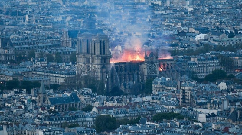 Parisʹin kalbi yandı! Lüks markalar yardım yarışında