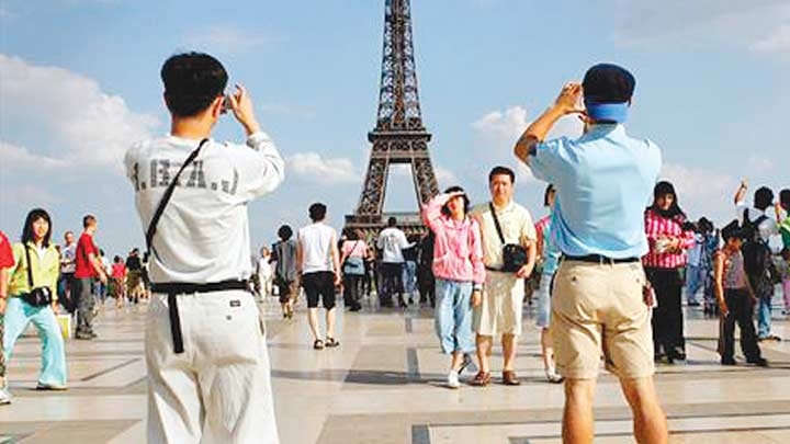Parisʹte turizm terör saldırıları öncesine döndü