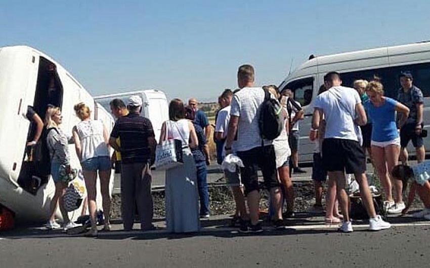 Denizli'de feci kaza! Rainbow Tur'a ait otobüs devrildi, can pazarı yaşandı