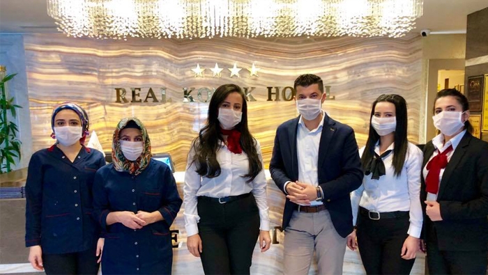 Real Konak Hotelʹden lösemili çocuklara maskeli destek