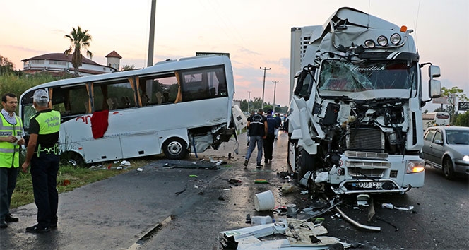 Rus turistleri taşıyan midibüse tır çarptı!