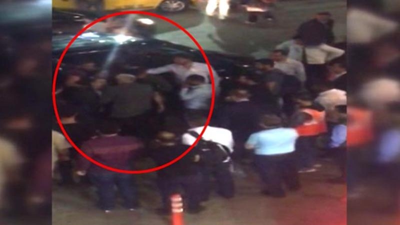 Sabiha Gökçenʹde akıl almaz görüntü! Yolcuları yaka paça aşağı indirdiler