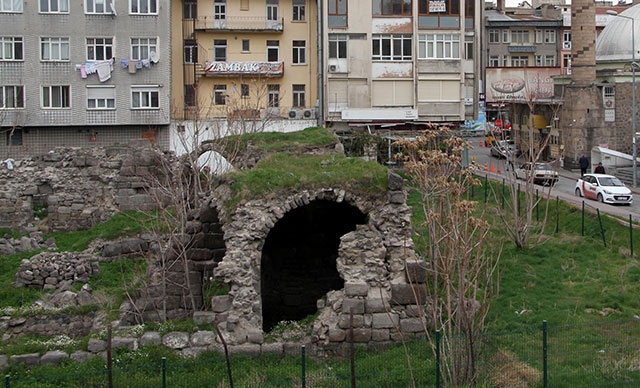 Selçuklu Dönemiʹnin ilk medresesi harabeye döndü