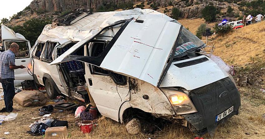 İşçileri taşıyan servis devrildi! Sürücü kaçtı