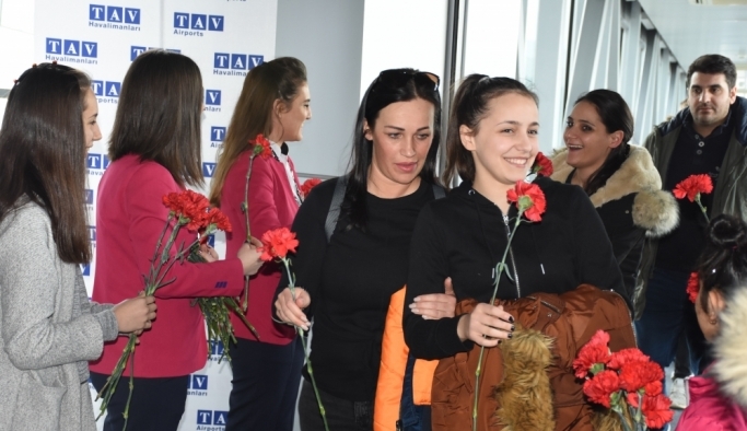 Sezonun ilk turist kafilesi karanfillerle karşılandı