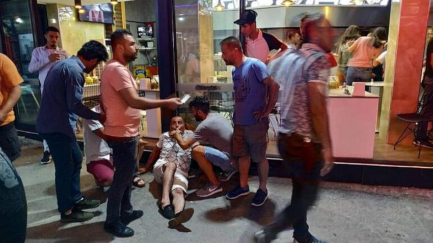 Turistlerin önünde silahlı saldırı!