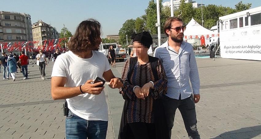 Taksim Meydanı'nda turistlerden para çalan Suriyeli kadın!