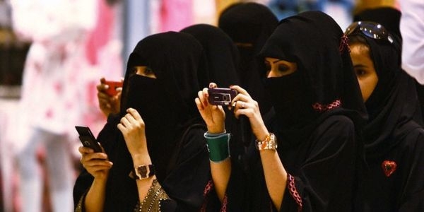 Suudi Arabistanʹa kadınların tek başına seyahat etmesine onay