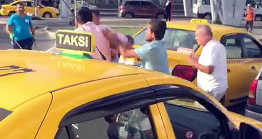 İstanbul'da müşteri ile tartışan taksiciye meslektaşlarından meydan dayağı!
