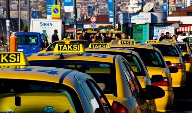 İstanbulʹda taksiciler turistleri isyan ettirdi