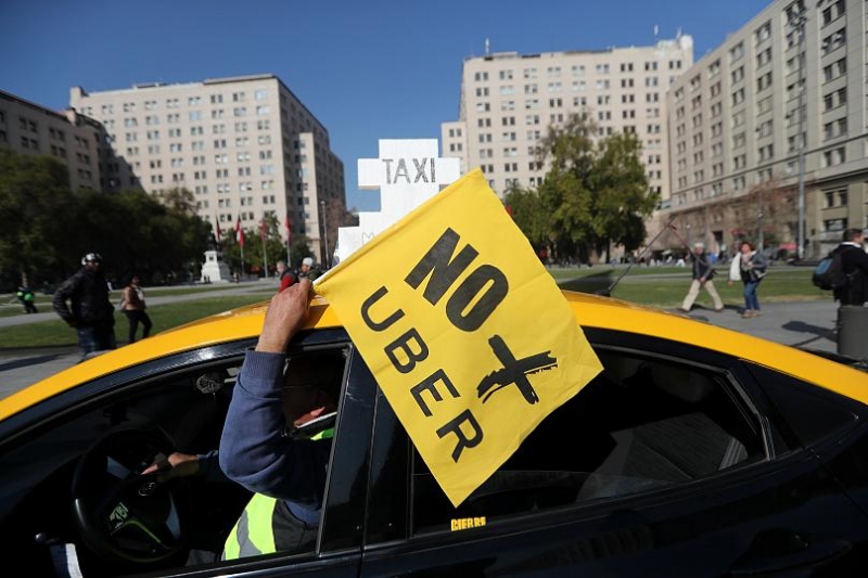 Taksicilerden UBERʹe karşı süresiz grev!