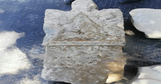 Tarihi eser kaçakçıları Roma dönemine ait mezar taşı ile yakalandı