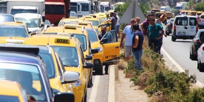Tatil beldesi karıştı! Taksiciler yolu kapattı