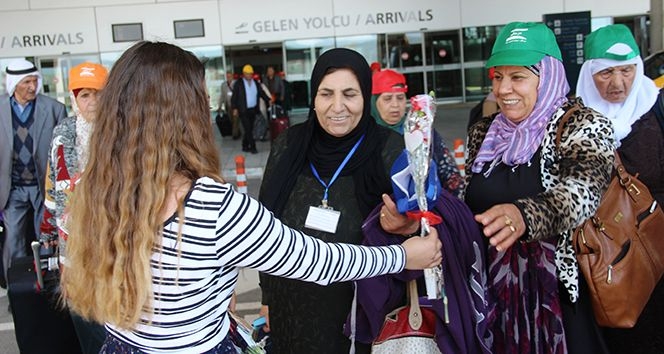 Tel Aviv’den Bodrum’a ilk charter uçuşu! Yolcular karanfillerle karşılandı