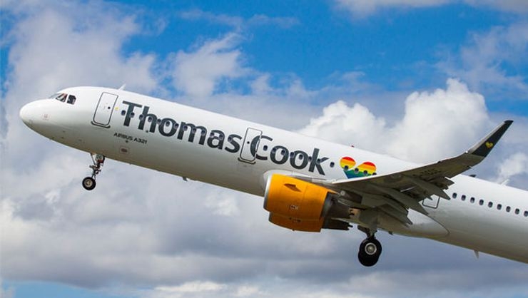 Thomas Cook Havayolları kıyafetini açık bulduğu yolcuyu uçağa almadı
