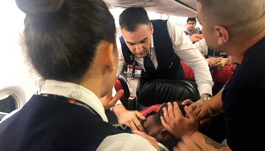 THY uçağında panik! Yolcu kokpite saldırdı