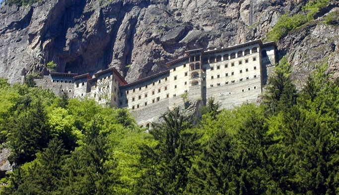 Trabzonlu turizmciler Sümela Manastırıʹnın erken açılmasını istiyor