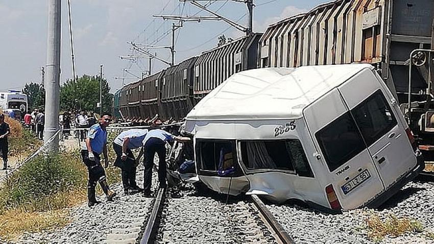 Mersin'de feci kaza! Tren minibüse çarptı